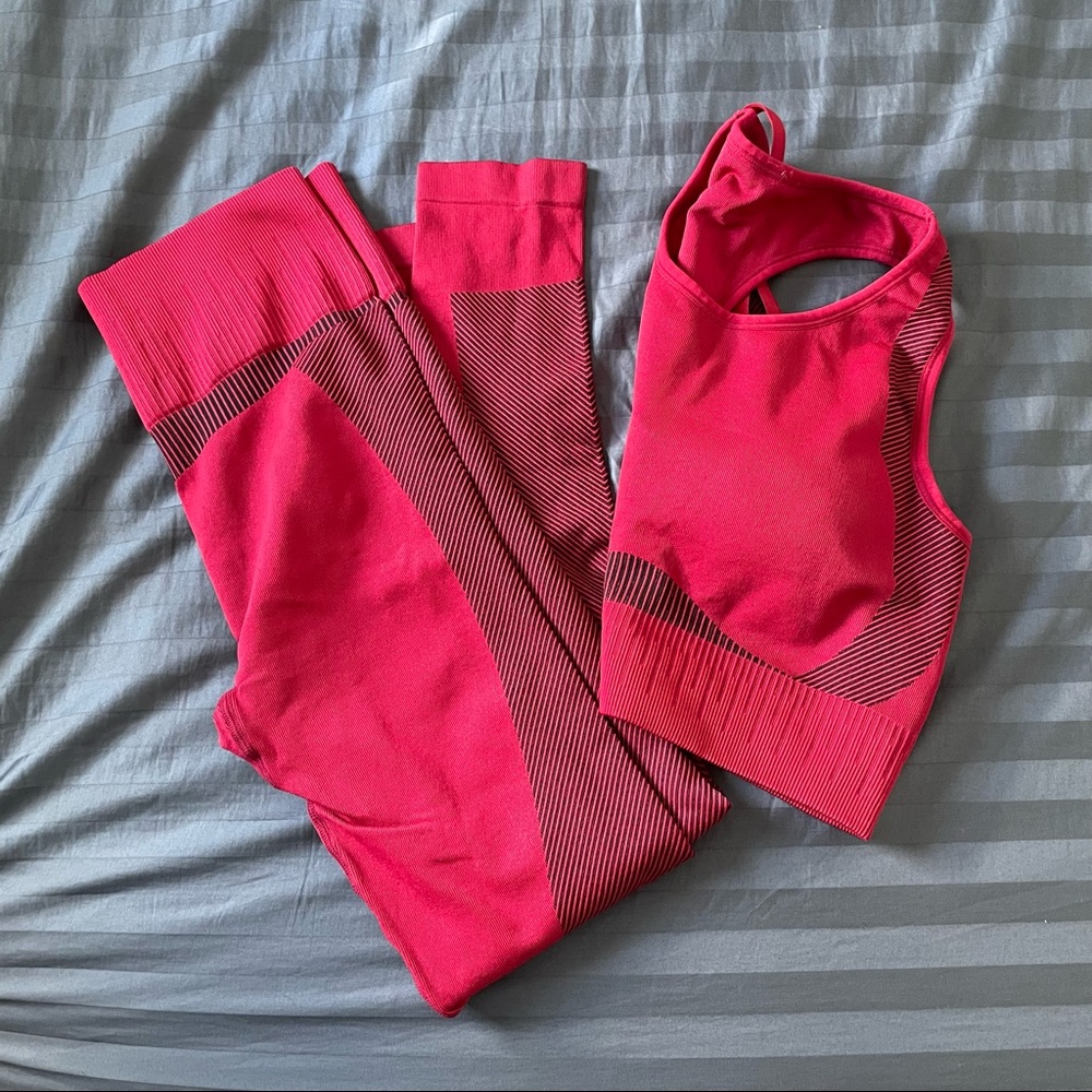 Beautiful exercise set in vibrant red.  Seamless Leggings and Sports Bra.